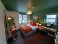 Cosy Peacehaven. Free on Site Parking! Pet Friendly!