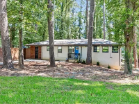 Urban Escape: 5BR Retreat Hotels in Decatur