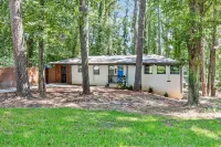 Urban Escape: 5BR Retreat