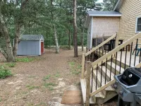 Cozy cottage 3/4 mile from Oak Bluffs harbor