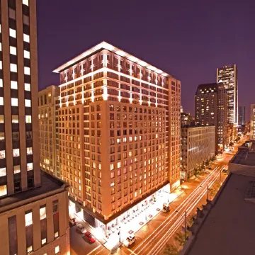 Embassy Suites by Hilton Montreal Отели рядом с достопримечательностью «Базилика Св. Патрика»