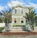 Starland District - Spacious 2-Bedroom Haven Hotels in Midtown Savannah