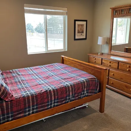 Secluded townhome midway between downtown & skiing; min from shops, & dining