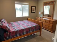 Secluded townhome midway between downtown & skiing; min from shops, & dining