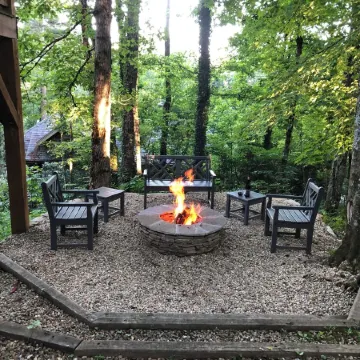 Cozy Yet Modern Cottage. Pet Friendly. 1.3 Miles to Town. Mountain Views.