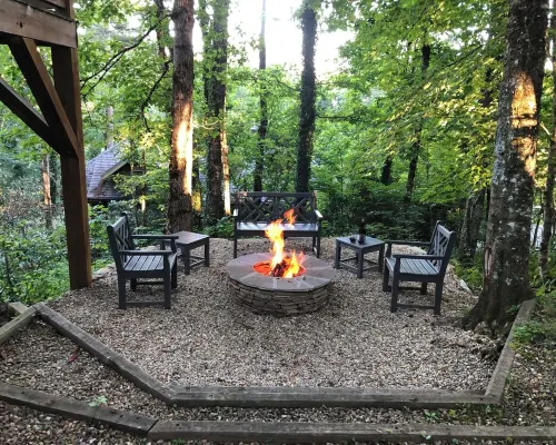 Cozy Yet Modern Cottage. Pet Friendly. 1.3 Miles to Town. Mountain Views. 하이랜즈 호텔
