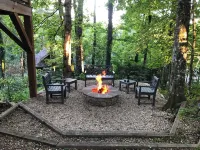Cozy Yet Modern Cottage. Pet Friendly. 1.3 Miles to Town. Mountain Views.