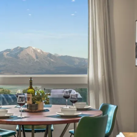 Hot Tub & Sauna Spa, Amazing Mountain Views, Remote Nature Getaway for Families