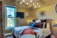Victorian Secrets 1897 Home - Curious? Eclectic, convenient & ❤️ of wine country