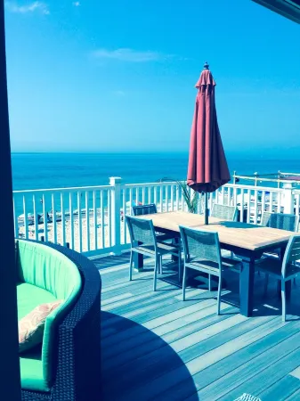 Amazing Ocean Front 2 Story Home, Steps Away From The Water Отели в г. Уэстерли