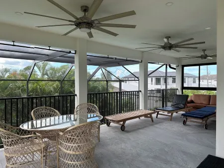 Luxe Pool-Side 6-Bed Villa in Naples Minutes to Vanderbilt Beach and Mercato! Отели рядом с достопримечательностью «Ровер Ран»