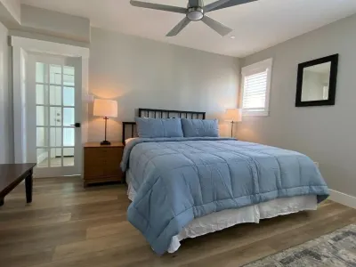 Bright and Spacious Beach Block Condo! Recently Renovated 3 Br Sleeps 8! Hotel in zona JiLLy’s Arcade