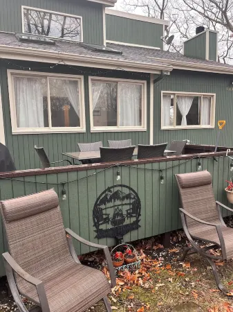 4 Season Fun Filled Mountain Retreat in Saw Creek Estates with Tons of Amenities