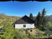 Cozy vacation apartment "Schwalbennest" under the roof with garden access