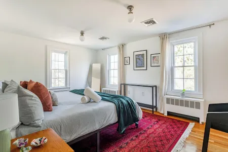 5 miles from New Paltz, close to Vassar, SUNY ideal for weddings and graduations