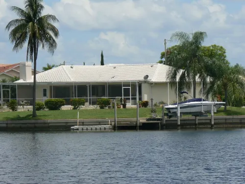 Vacation Paradise ! Relax in the Sunshine! Waterfront ! Mins to Downtown.