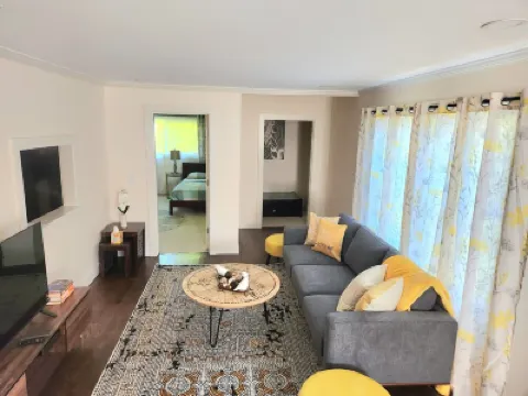 Cozy Contemporary 2BR with sofa bed in the office Hotels in 