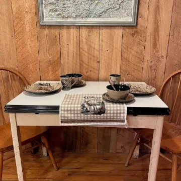 Cozy Cabin, private, romantic, wood stove, WiFi, mountains, NC