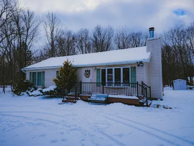Poconos Mountains Papa Bear House Cozy 3 bedroom Escape Retreat Hotels near Hawk Falls