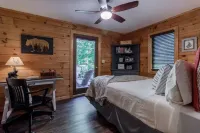 'Make Your Mark' Cozy Sapphire Cabin with Hot Tub
