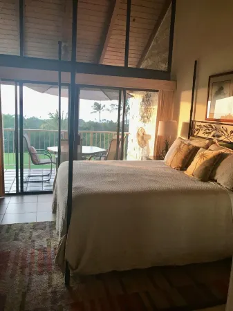 3BR, 3BA Kailua-Kona Condo. Best location. Beautiful ocean & golf course views!