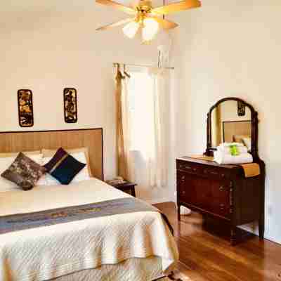 6 BR Villa Downtown in Springdale 1.2 mi from ZNP Sleeps 14 Free parking 6 cars Rooms