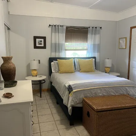 Quiet cove, deep water, minutes to Clemson, pet friendly, easy path to the dock