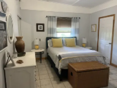 Quiet cove, deep water, minutes to Clemson, pet friendly, easy path to the dock