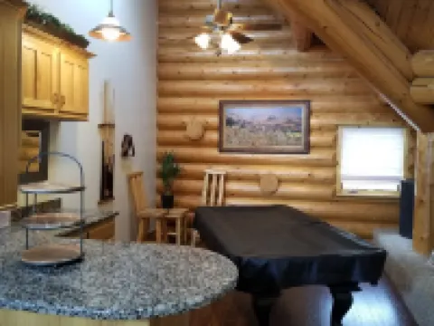Alton Lodge / Spacious Log Home on beautiful, quiet 20 acres with large Kitchen