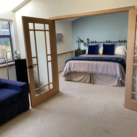Ocean, Golf course and Mountain Views.Walk 3/4mi to the beach