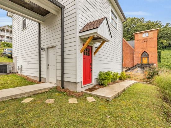 Chattanooga *Brand New Carriage Home*