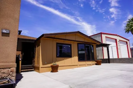 Modern home with parking/public boat ramp