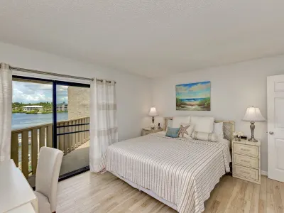 Luxury Waterfront Views / Pool / 1400sf / Minutes to Beach