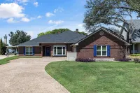 Lake Life • Beautiful Home for the Fam! • Pets! Hotels near The Glenn Brother's Building