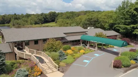 Stylish 3 Bed Mtn Retreat with Hot Tub, King Size Bed & Resort Style Amenities.