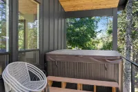 Downtown Govy Lodge, 4 bedroom with Hot Tub, AC, WiFi and Game Room! Hotels in Government Camp