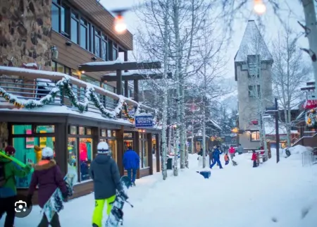 Charming Snowmass Village apartment with WiFi - perfect for a cozy getaway Отели рядом с достопримечательностью «Snowmass Sports»