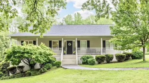 Walk to Carrollton Square!  Entire Home Upstairs For Rent.