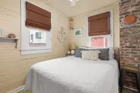 Cozy Beach Cottage- Minutes to the beach & Historic Strand