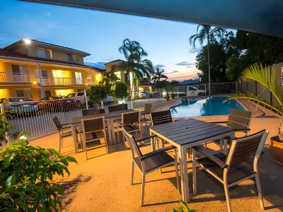 Harbour Sails Motor Inn Hotels near Heron Island ferry terminal