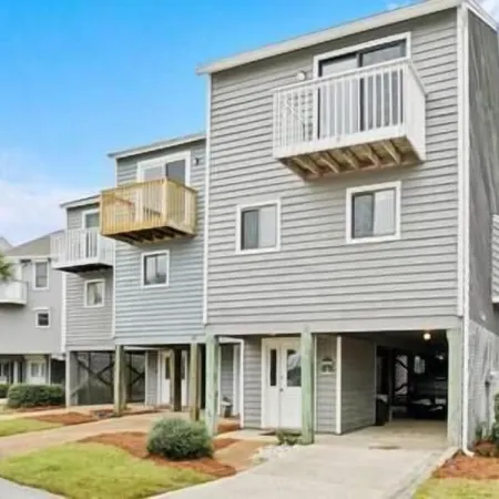 2 Bedroom, 2.5 Bath in Beach Community - Sleeps 6