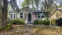 Charming Mt Dora 2 Bedroom Home - 1 Mile from Historic Downtown!