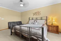 BEAUTIFUL VERY SPACIOUS home in heart of Branson - Hot Tub, Game Room,Large Yard