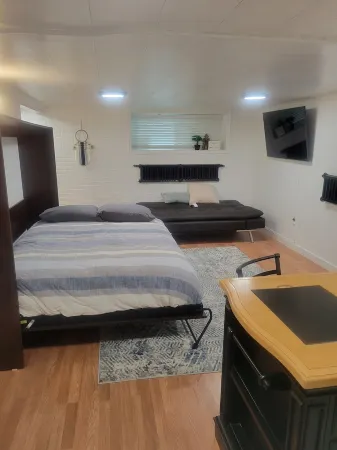 Home Away Studio Basement Apartment w/Hideabed