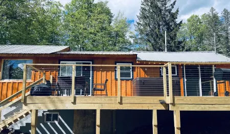 Charming Cottage with Jacuzzi, Fire Pit and Access to Nearby Lakes!