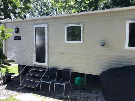Badgers nestled in a cozy corner of the park Отели рядом с достопримечательностью «Bedruthan Steps»