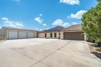 Spacious 5 bedroom home in Schertz, Texas! 20 min from downtown San Antonio!