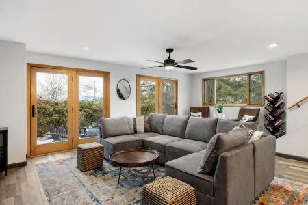 Charming 2-Bedroom Cottage with Game-Room and WiFi in Bolton Landing/Lake George