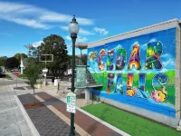 Lindell - Updated Downtown Studio - One Block From Main Street - King Bed!