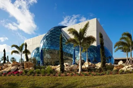 Guest Suite: Close to Beach & Downtown St. Pete Отели рядом с достопримечательностью «Island Bamboo»